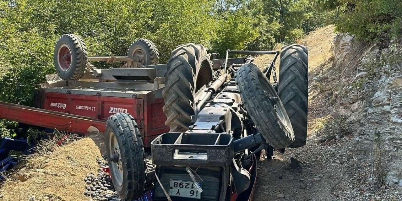 Tarla dönüşü traktör devrildi