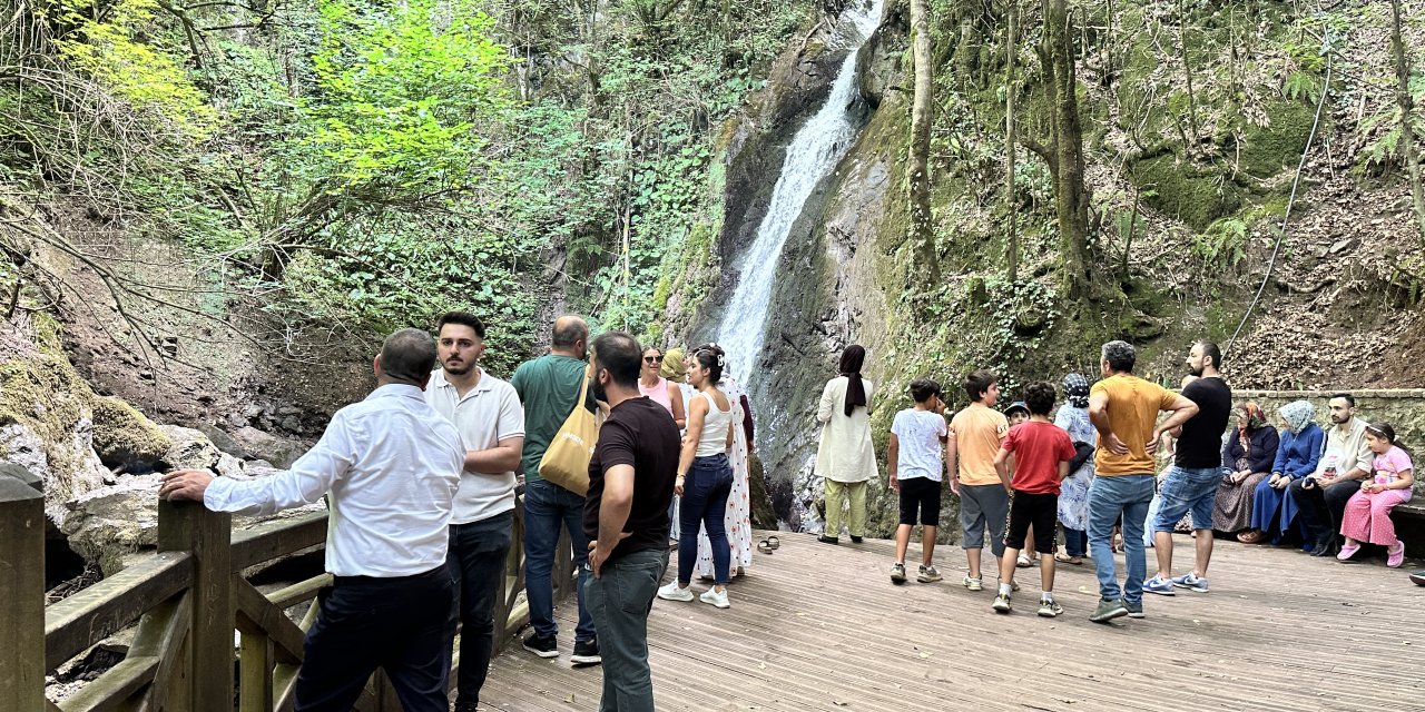 Tabiat parkları şelaleleriyle sıcak havadan bunalanları ağırladı