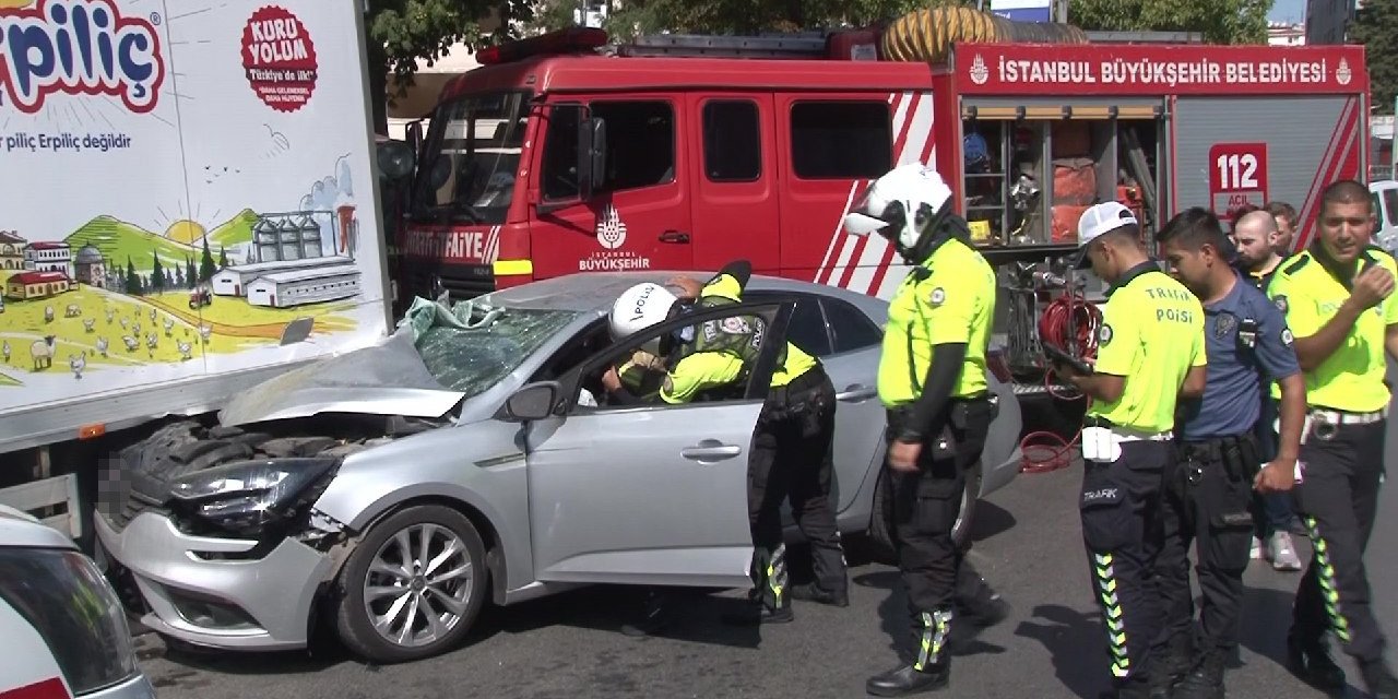 Otomobil tavuk yüklü kamyonete çarptı