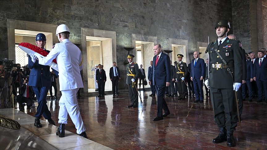 Devlet erkanı, Anıtkabir'i ziyaret etti