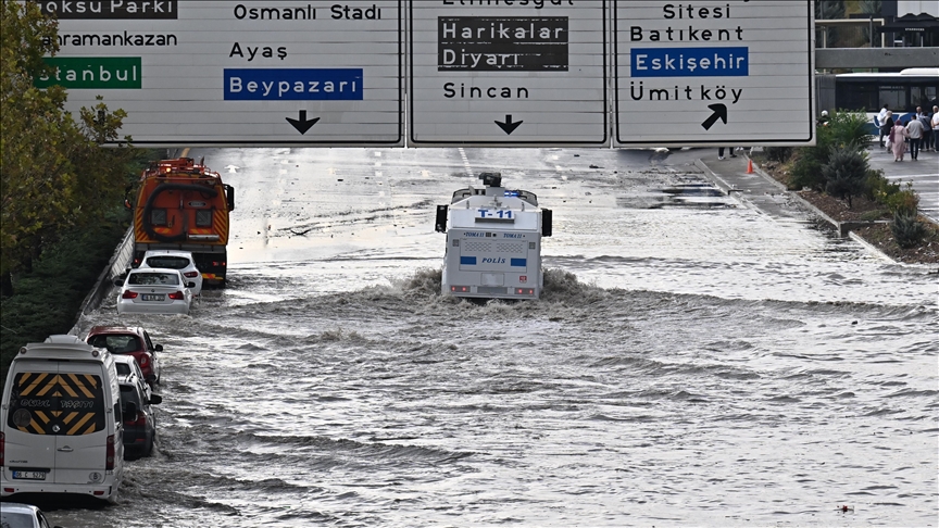 Ankara yağışa teslim oldu