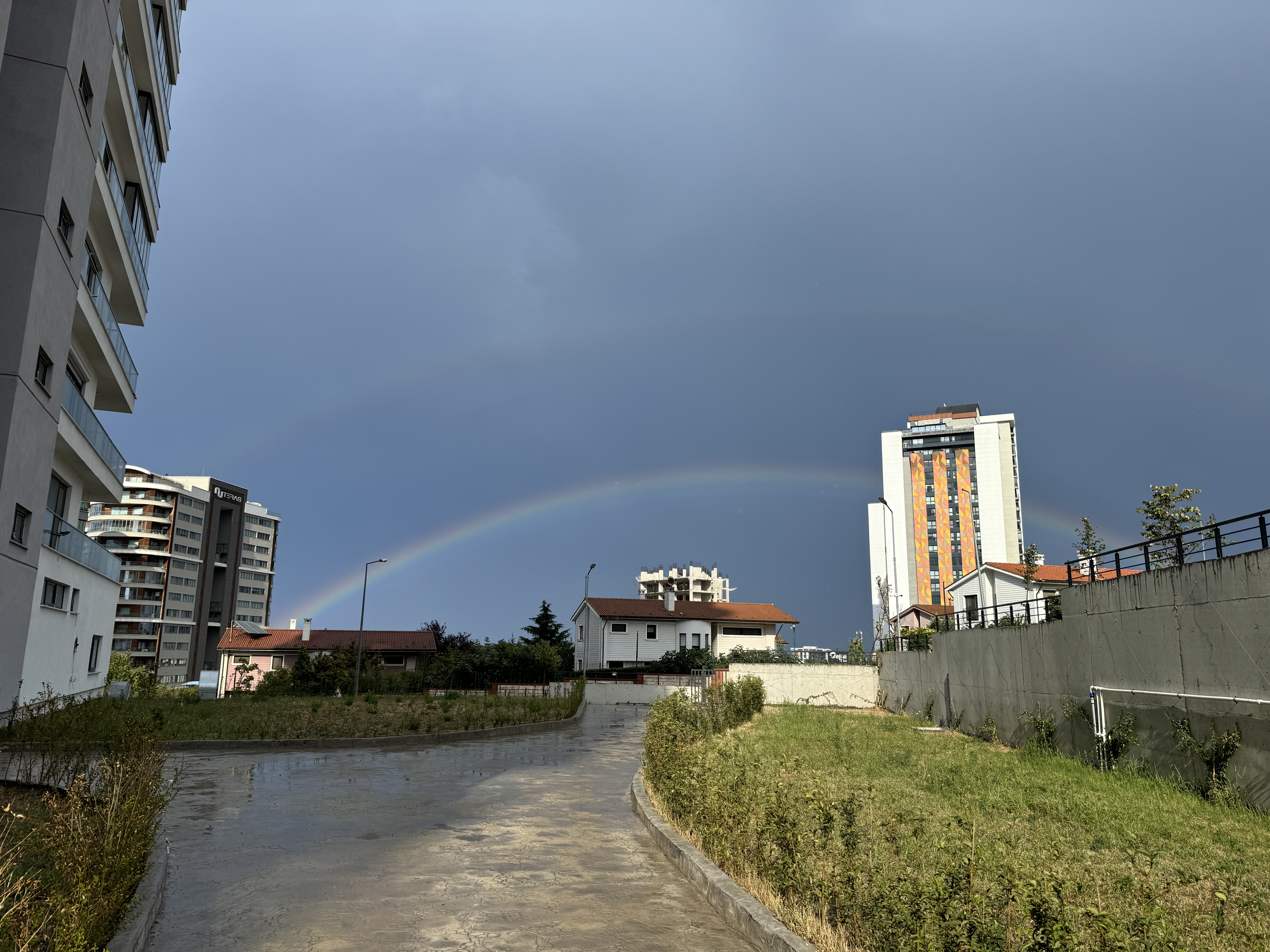 Sağanağın ardından gökkuşağı oluştu