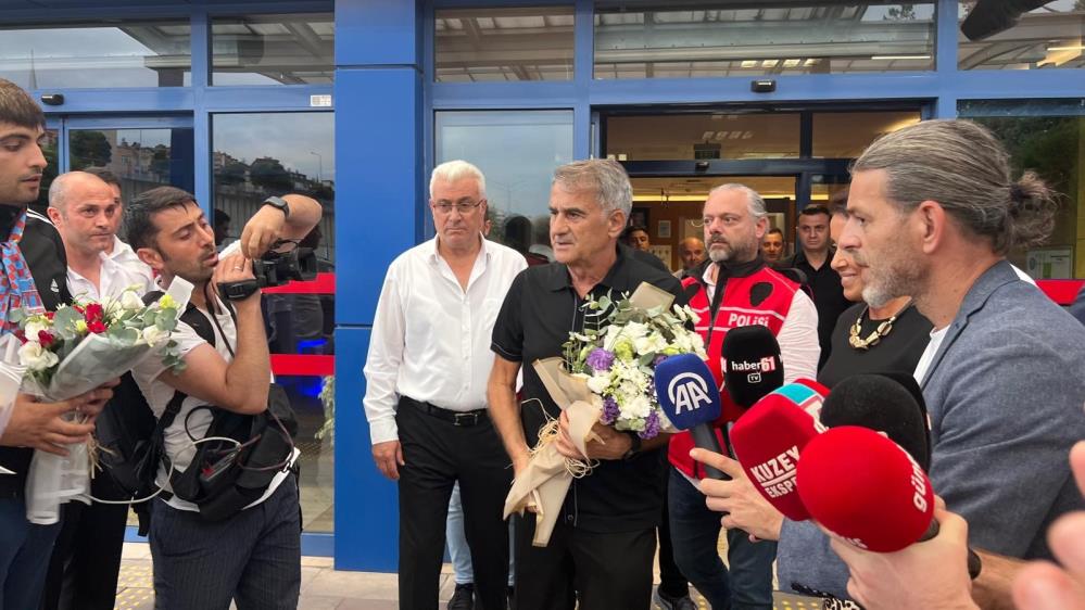 Şenol Güneş, Trabzon'da çiçeklerle karşılandı