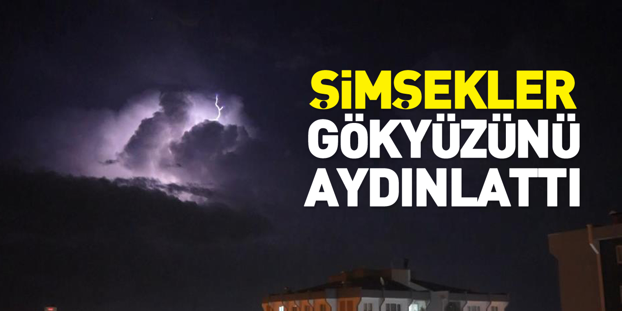 Şimşekler gökyüzünü aydınlattı