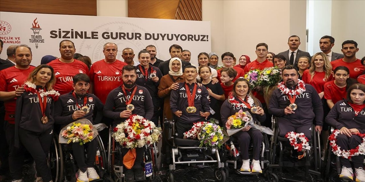 "Tarih yazan" sporcular Türkiye'ye döndü