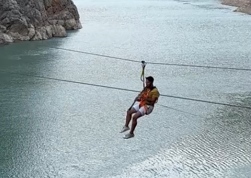 Zipline yaparak klarnet çaldı