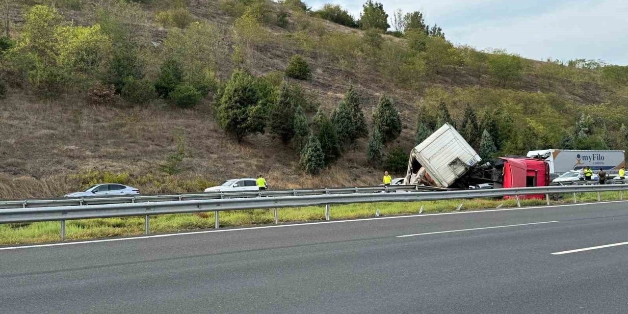 Kolonya yüklü tır devrildi