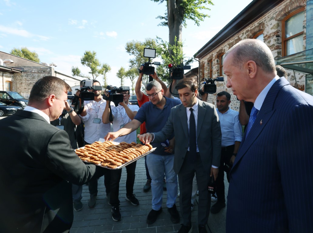 Gazetecilere kandil simidi ikramı