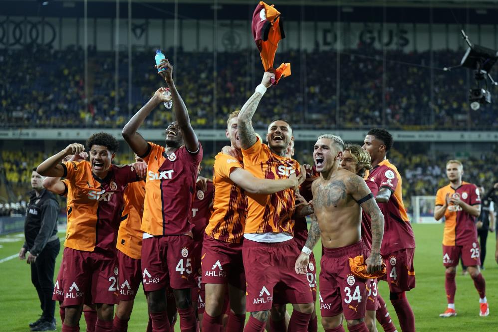 Galatasaraylı futbolcular derbi galibiyetini taraftarıyla kutladı