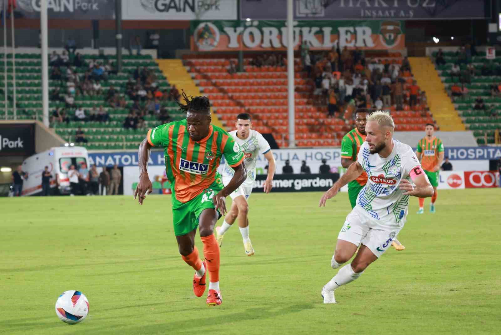 Corendon Alanyaspor: 1 - Çaykur Rizespor: 0 (İlk yarı)