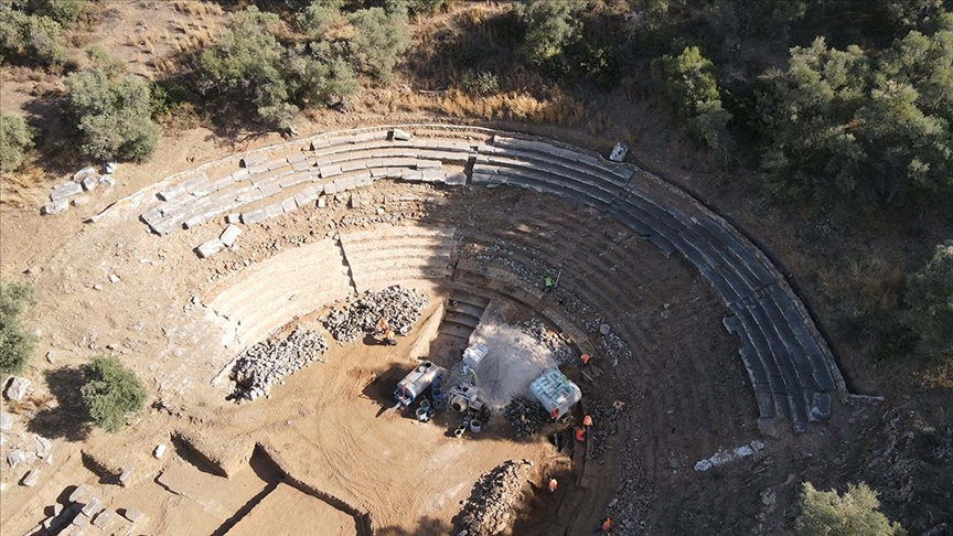 Euromos Antik Kenti'nin tiyatrosu ayağa kaldırılıyor