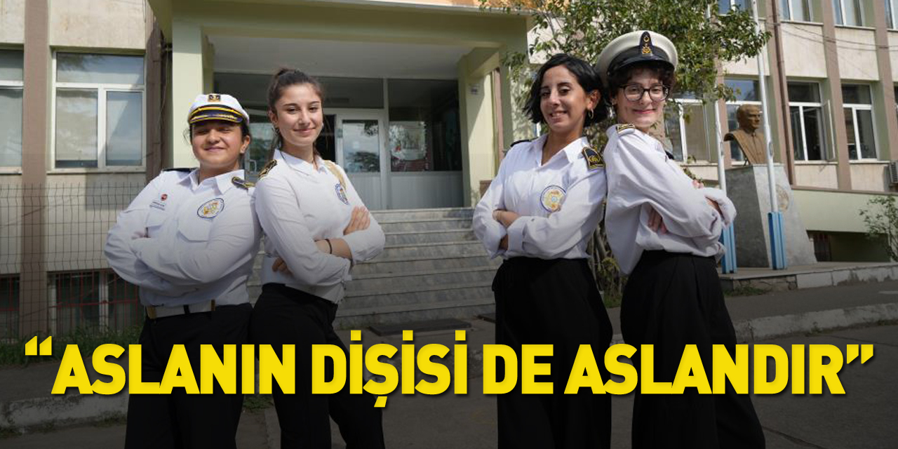 Denizcilik lisesinin 4 kız öğrencisi