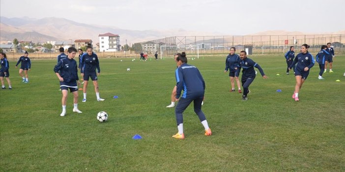 Kadın futbolcular, galibiyetle karşılık vermek istiyor