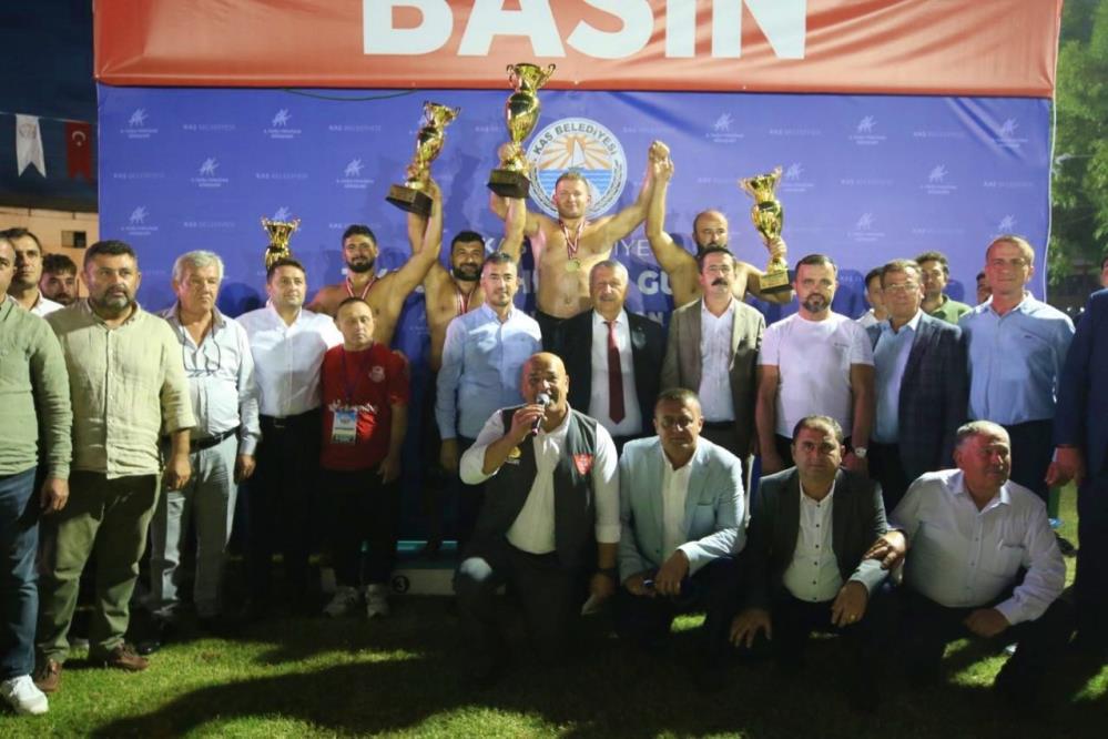 Kaş Güreşleri'nin Başpehlivanı İsmail Balaban oldu