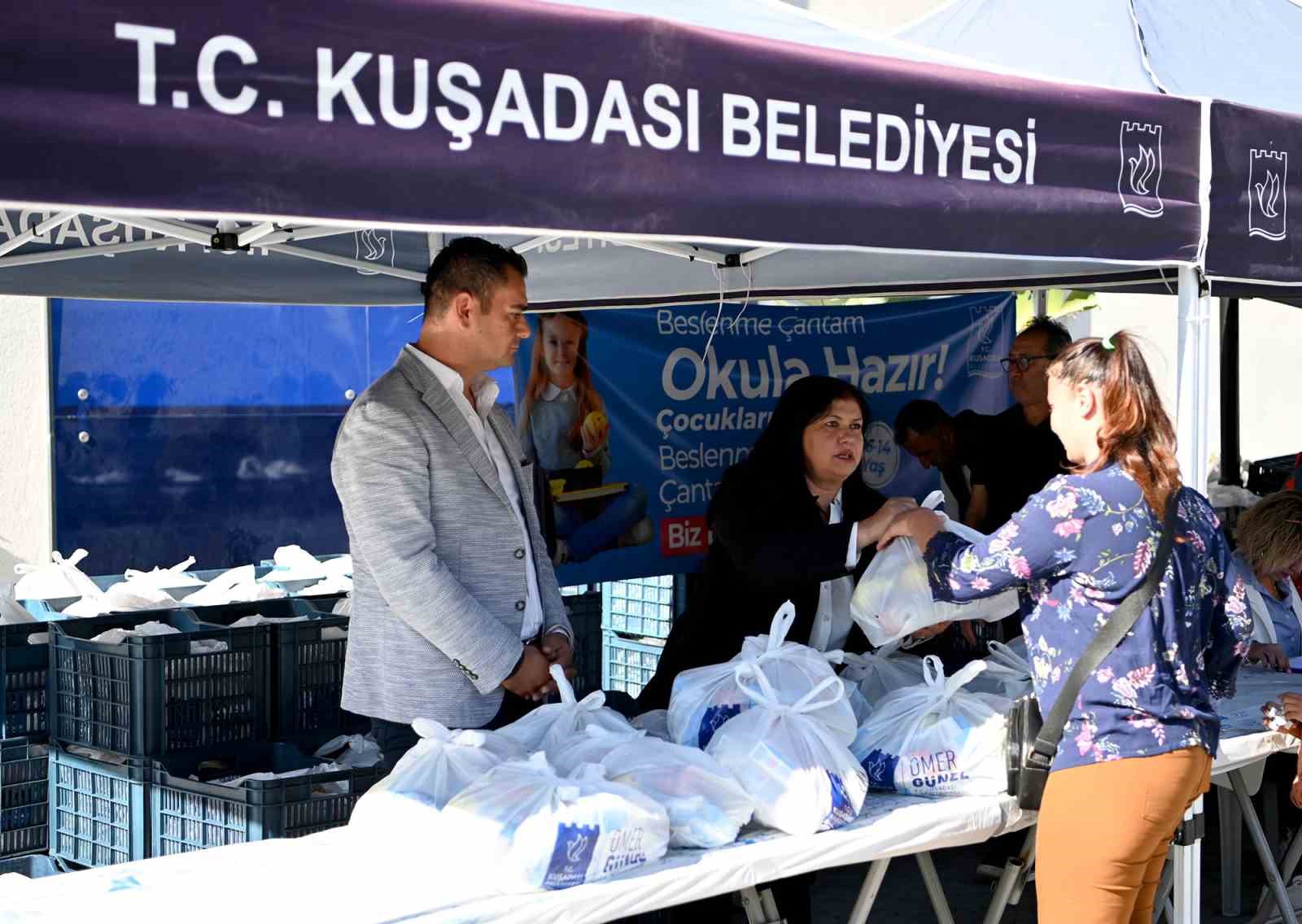 Kuşadası Belediyesi’nin beslenme çantası desteği başladı