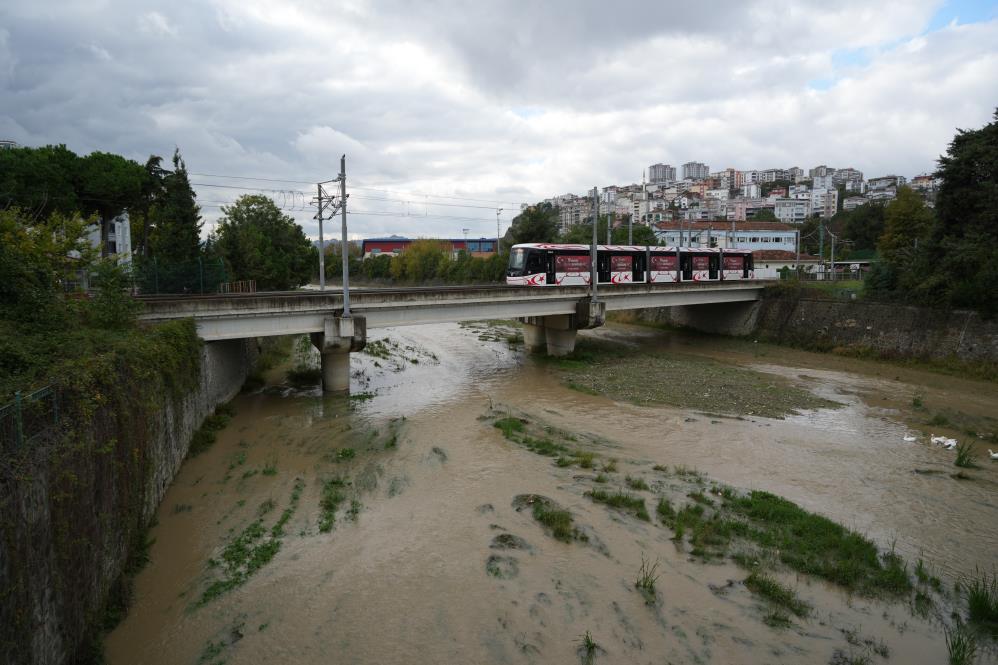 Sağanak yağış, akarsuları coşturdu