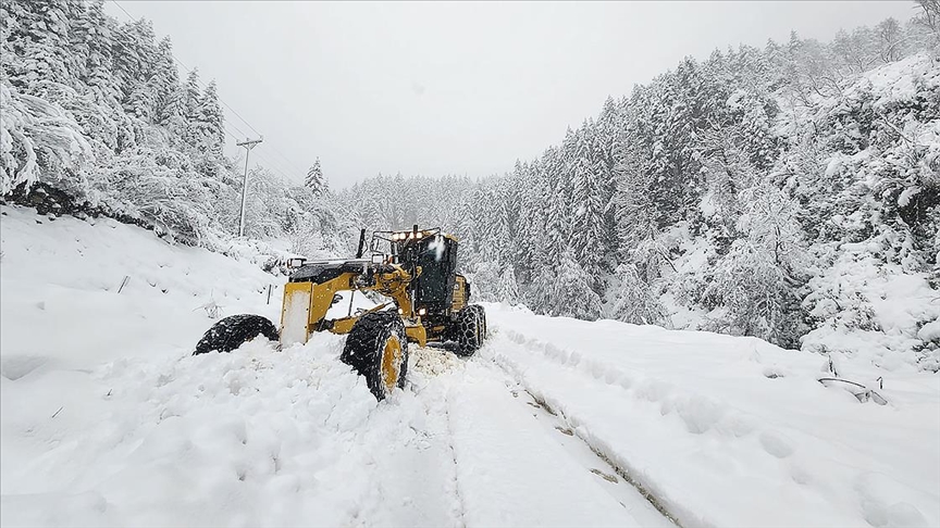 Karadeniz'de karla mücadele devam ediyor