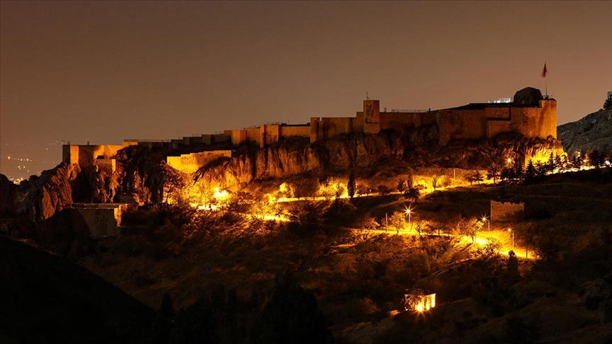 Tarihi Harput Mahallesi gece görüntülendi