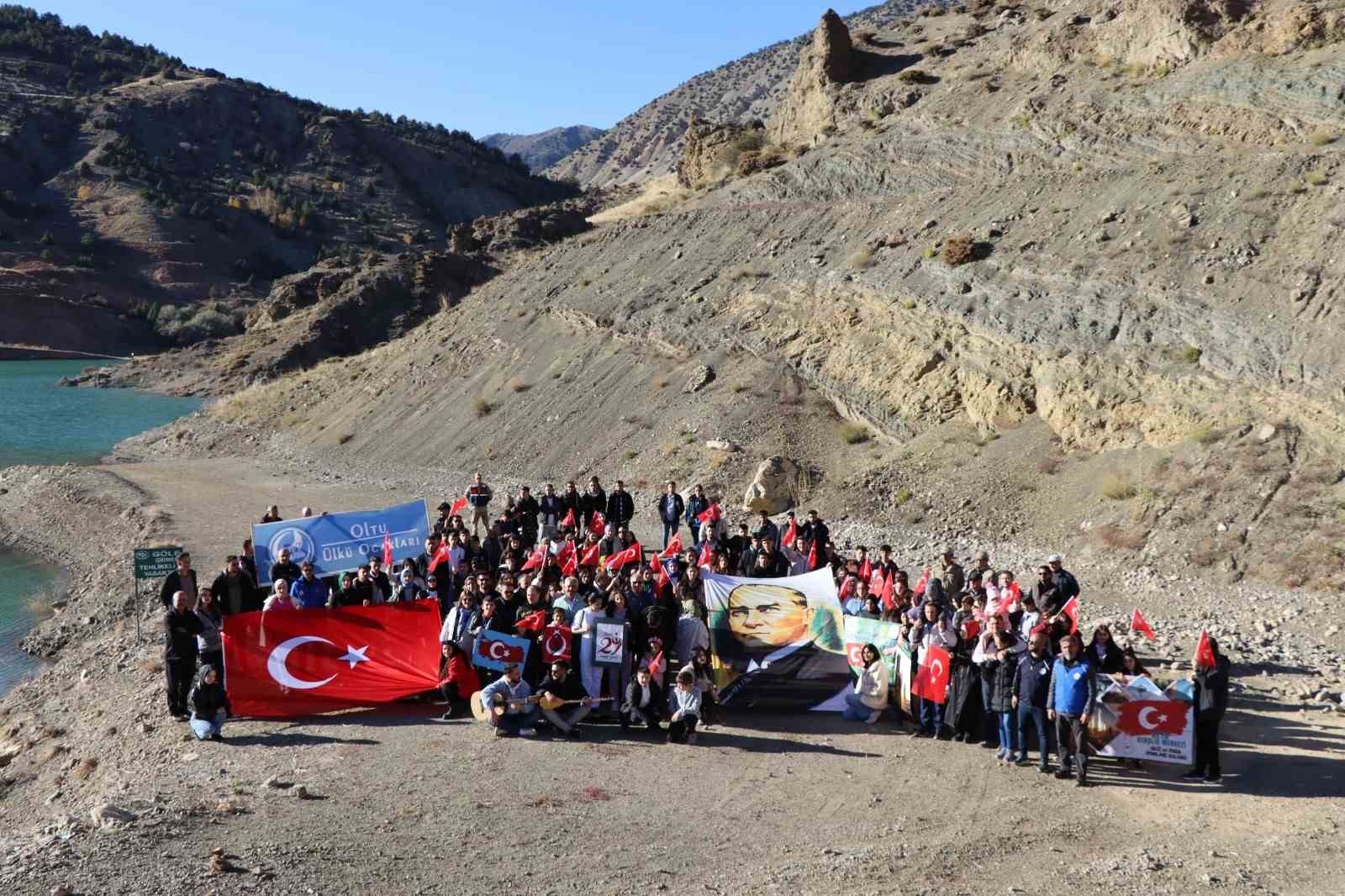 Doğa yürüyüşü ile Cumhuriyet coşkusunu yansıtılar