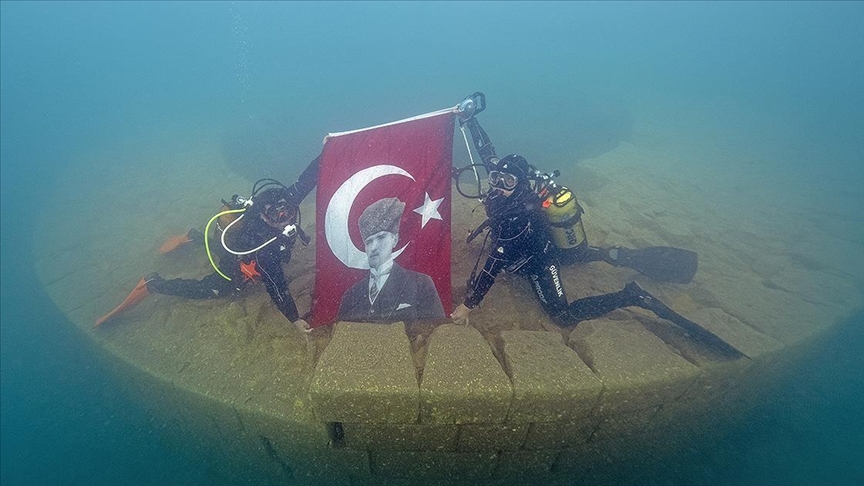 Van Gölü'nün derinliklerinde Cumhuriyet Bayramı kutlandı