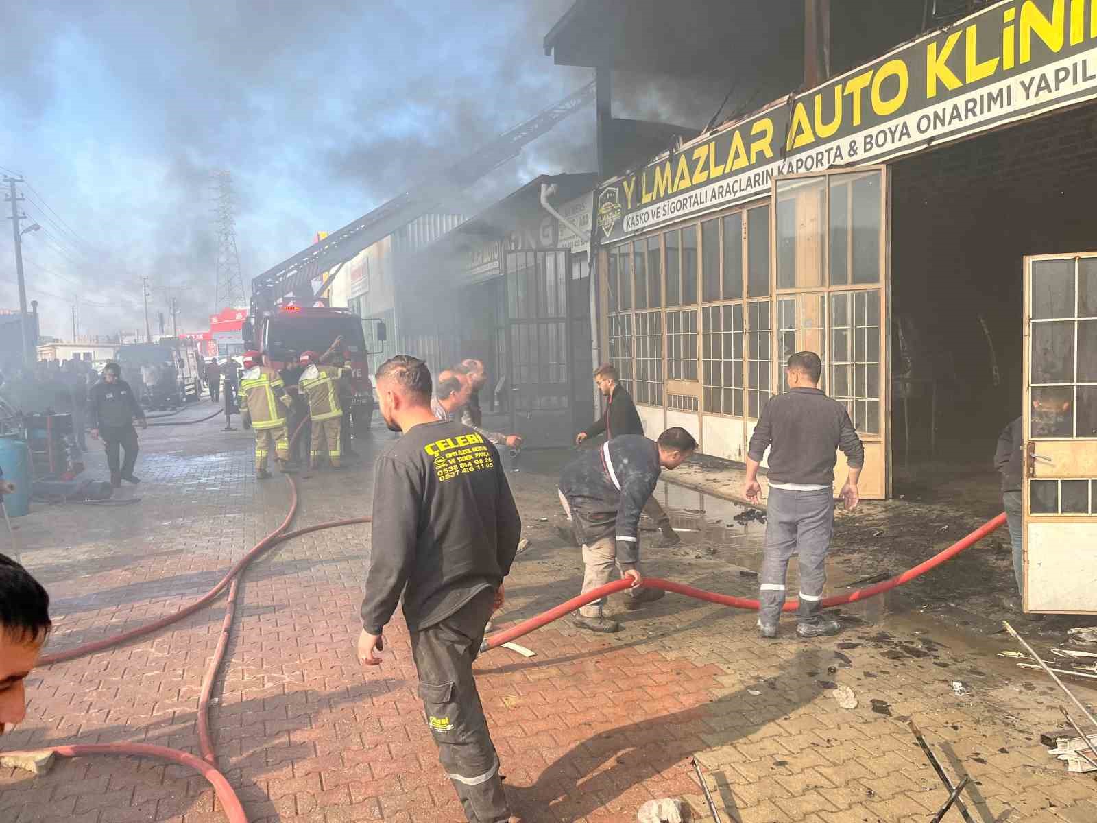 Sanayi sitesinde çıkan yangında 5 dükkan zarar aldı