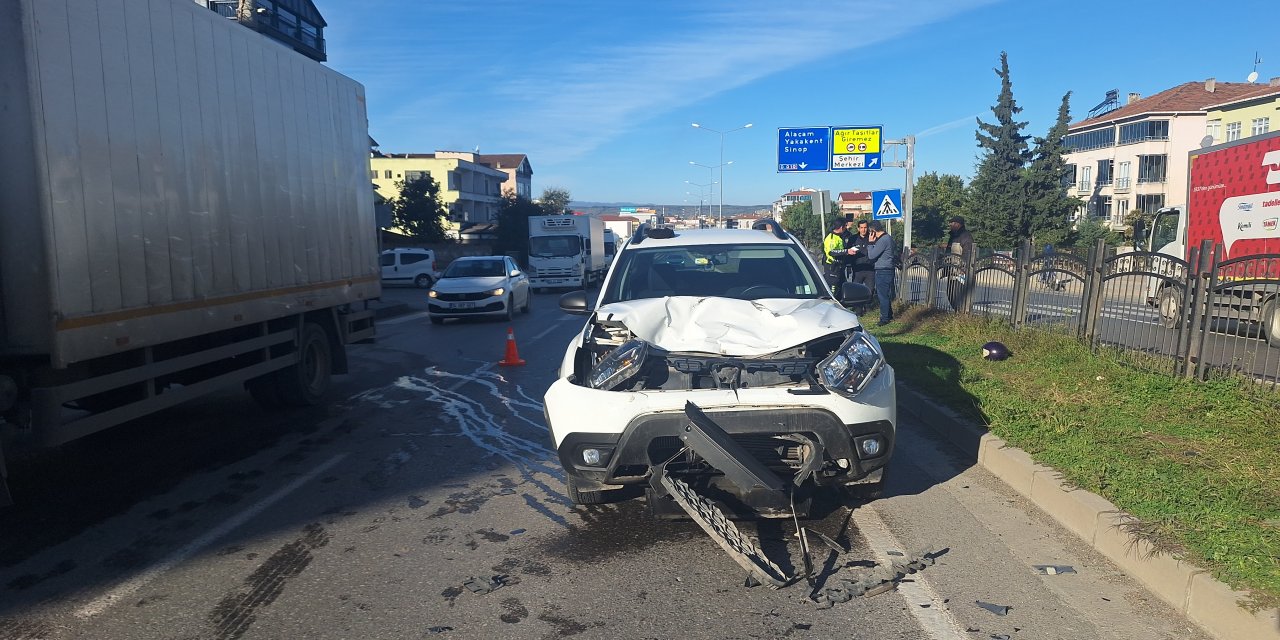 Araçla çarpışan motosikletteki 2 kişi yaralandı