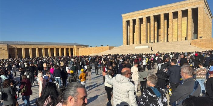 Anıtkabir'de ziyaretçi yoğunluğu