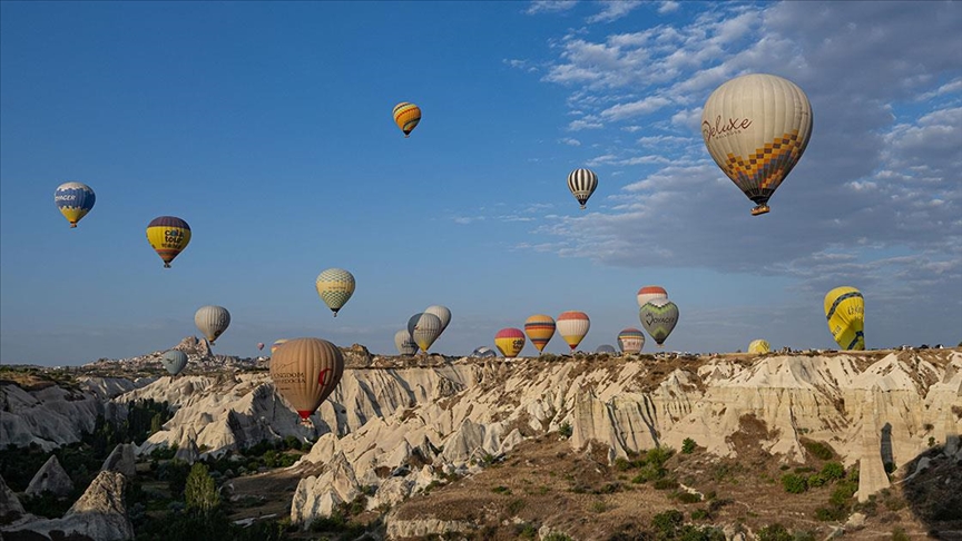 Kapadokya'da 675 bin kişi sıcak hava balonuyla havalandı