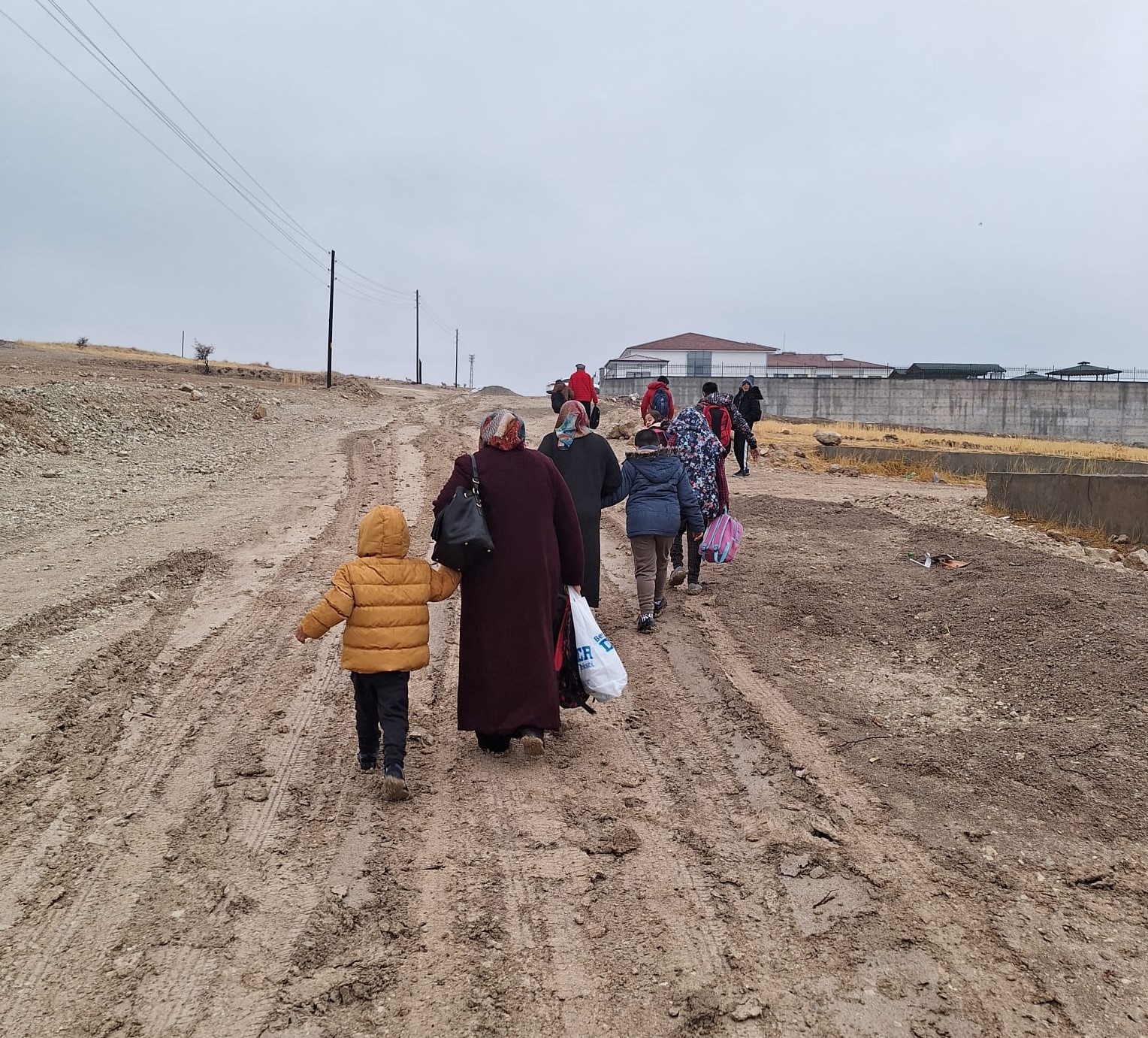 Okul yolu çamurdan gözükmüyo