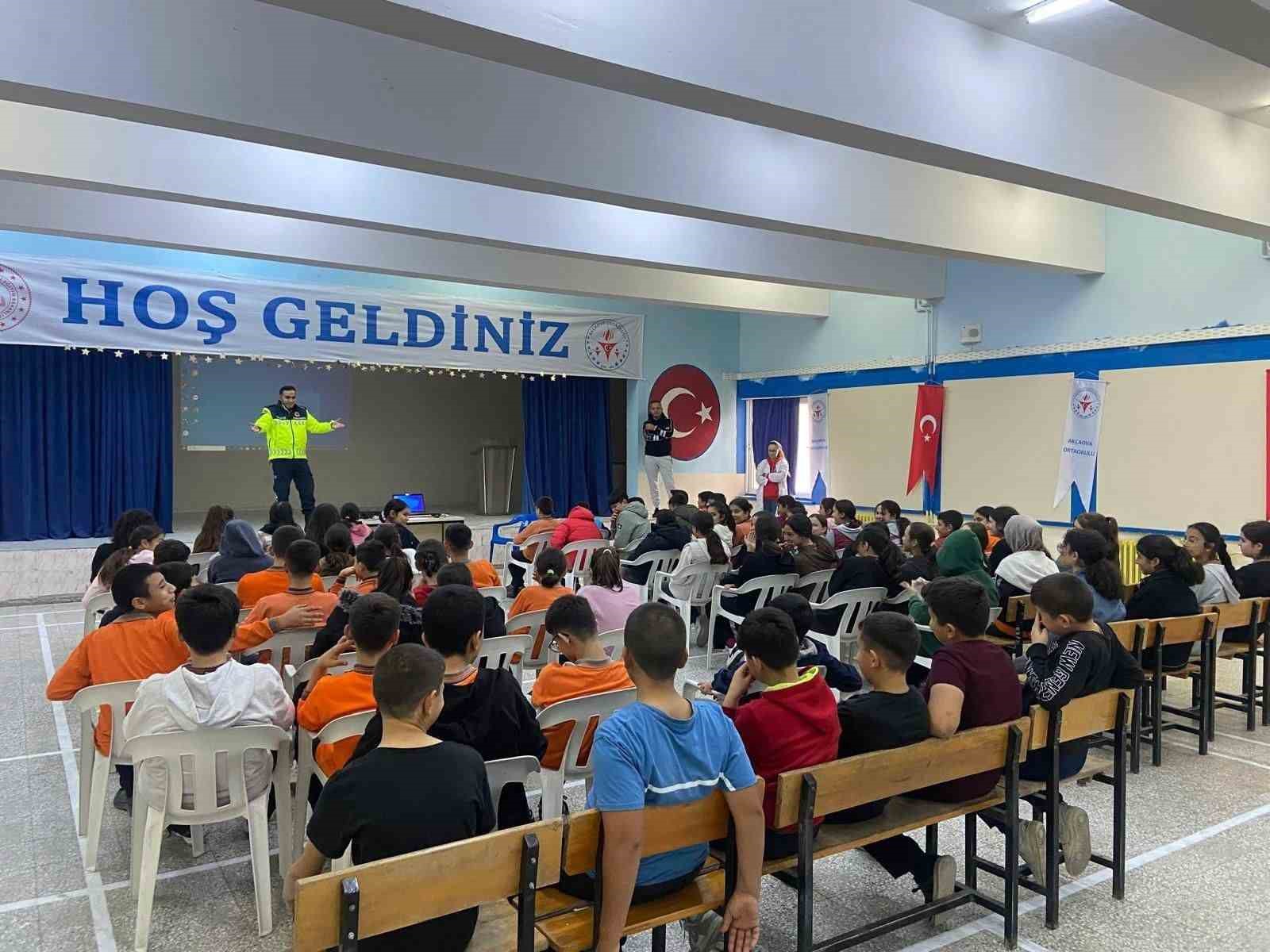 Jandarma ekipleri bilgilendirme çalışmalarını devam ediyo