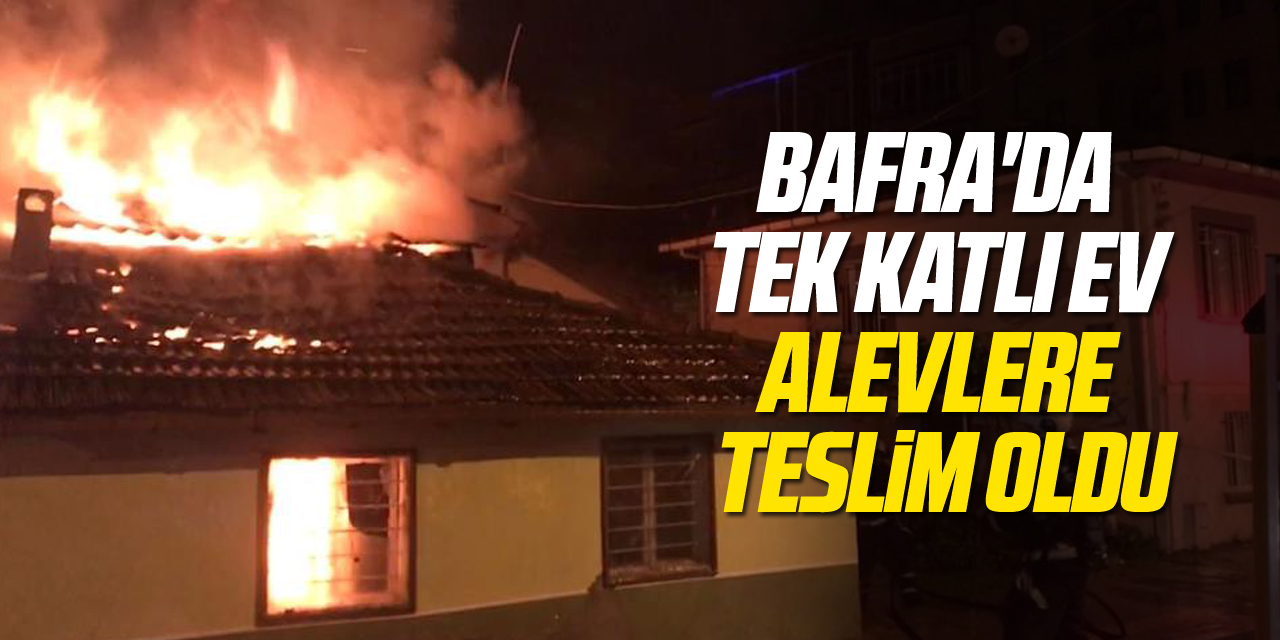 Bafra'da tek katlı ev alevlere teslim oldu