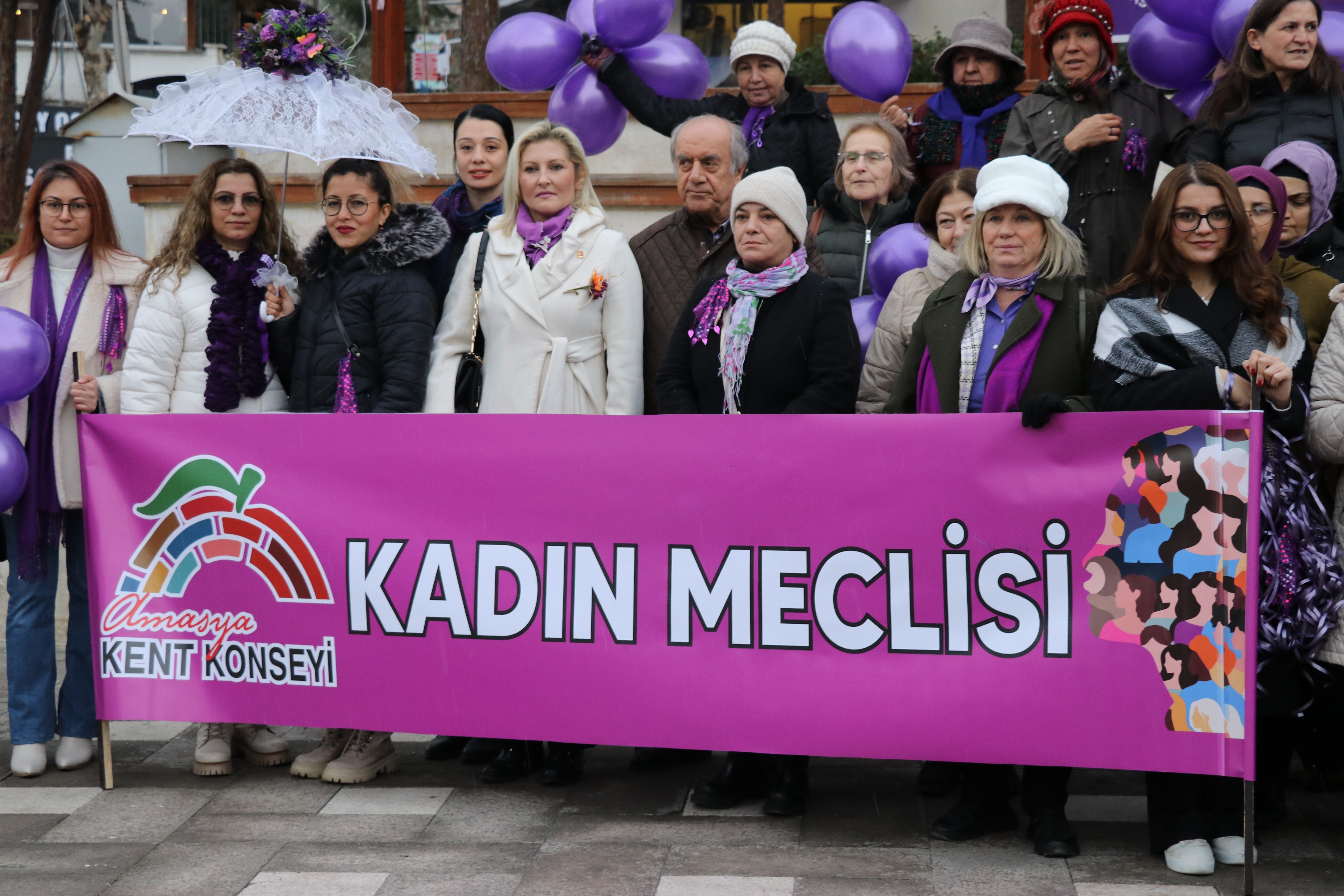 Amasya'da kadına yönelik şiddete karşı "mor mendil ve ayakkabılı" protesto yapıldı