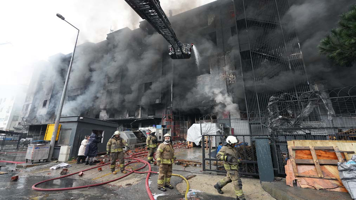 Beylikdüzü'ndeki fabrika yangını yaklaşık 62 saattir sürüyor