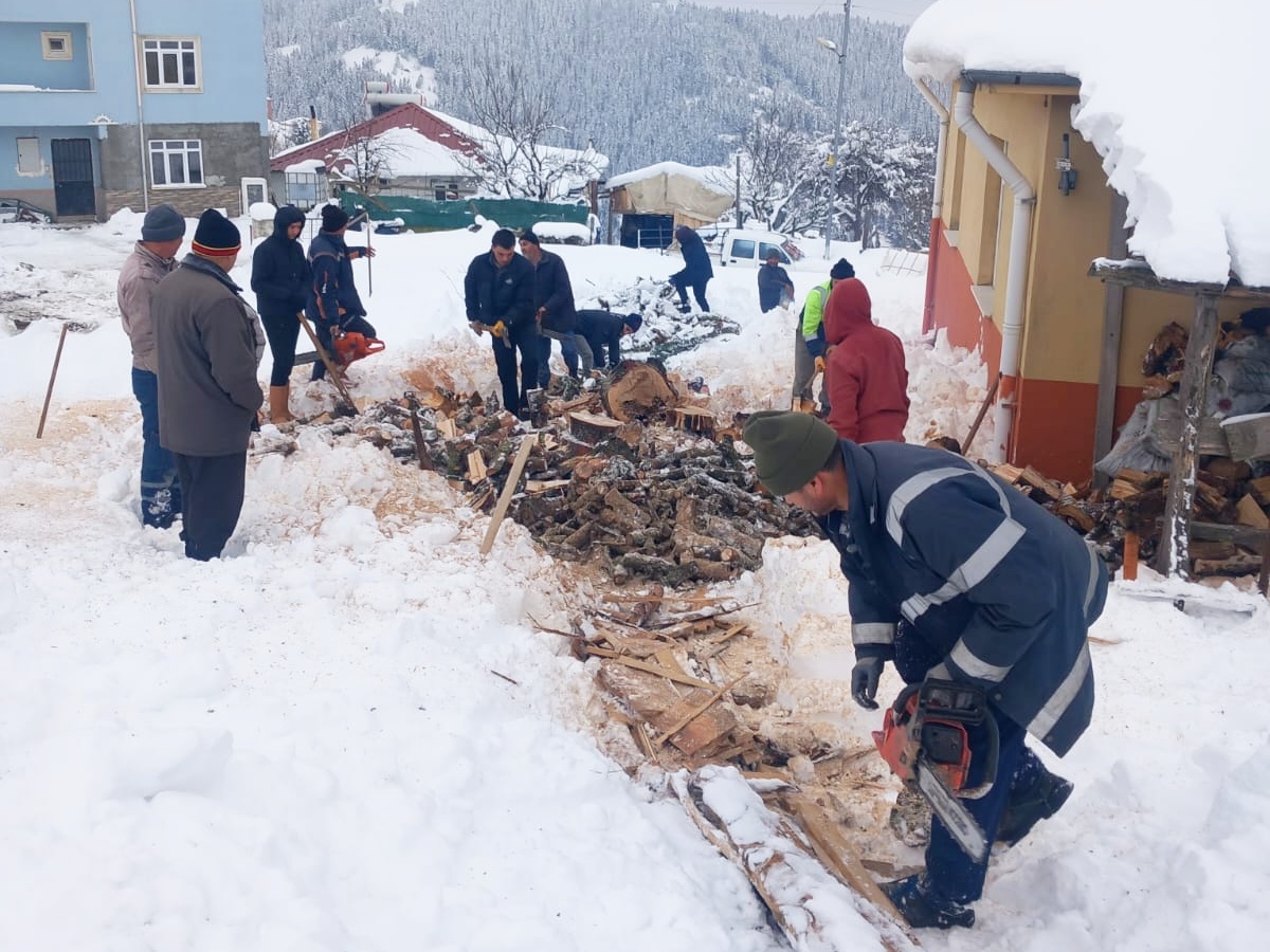 Okulun kışlık odunu için köylüler iş başında