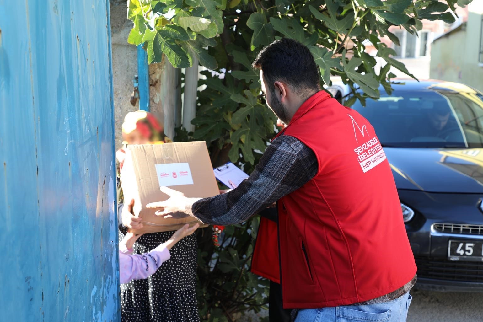 Şehzadeler Belediyesi’nden ihtiyaç sahiplerine gıda yardımı