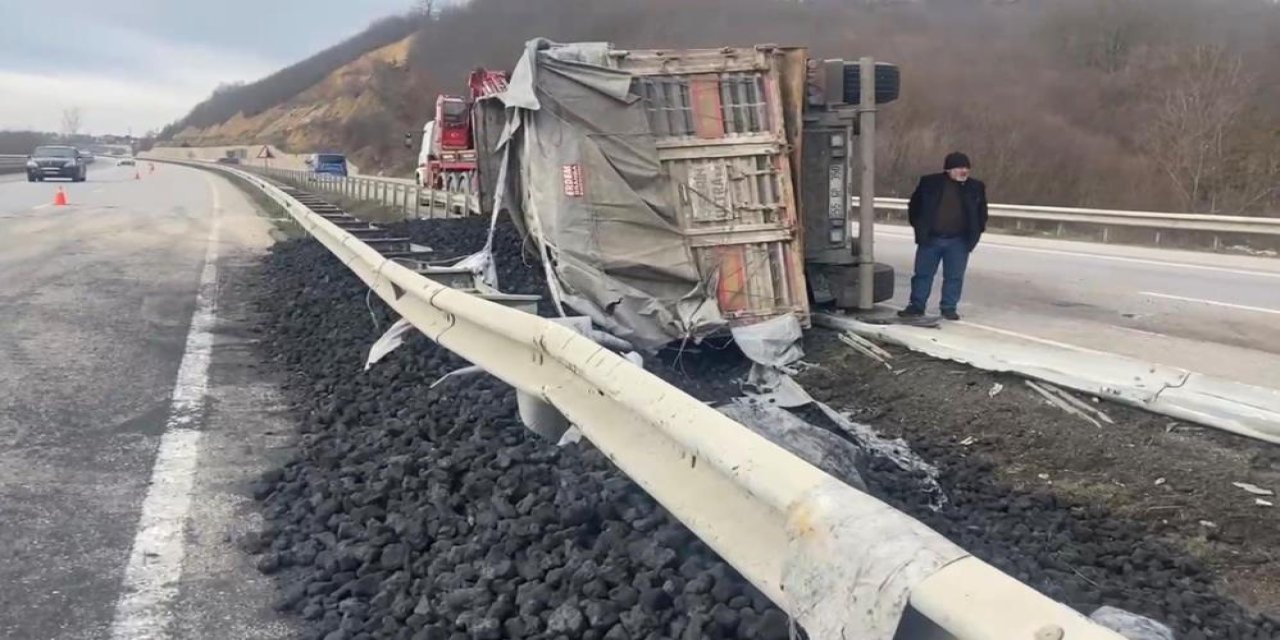 Samsun’da kömür yüklü tır yan yattı