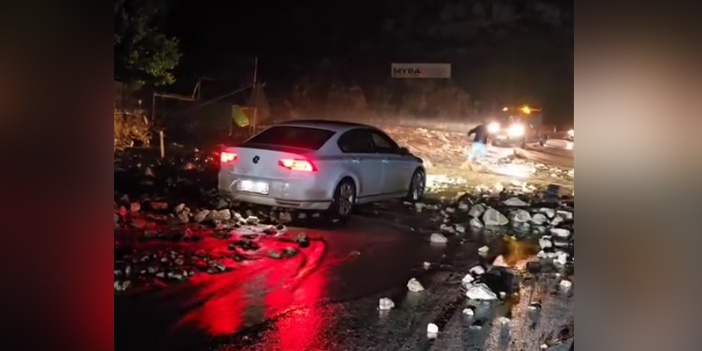 Antalya'nın ilçelerinde sağanak etkili oldu, ev ve seraları su bastı