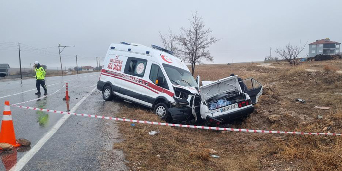 Ambulansla otomobil çarpıştı