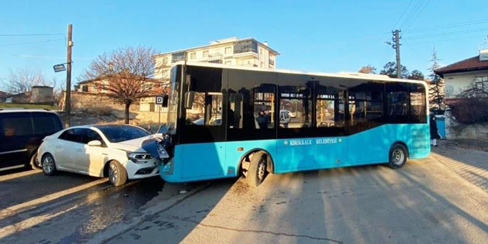 Halk otobüsü ile otomobil çarpıştı