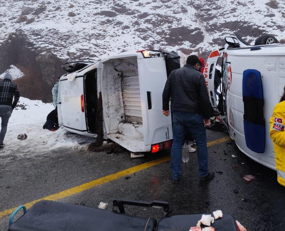 Ambulans ile pikap çarpıştı