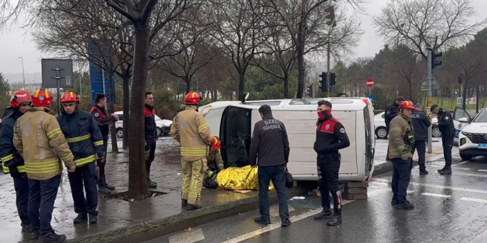 Ticari araçla polis otosu çarpıştı