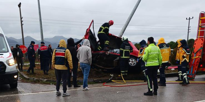 Kaza yapan araçta sıkışan yaralı, 1 saat süren çalışmalar sonucu kurtarıldı