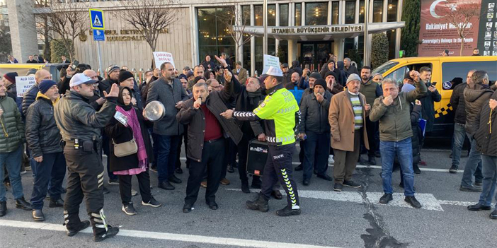 İBB önünde taksici eylemi