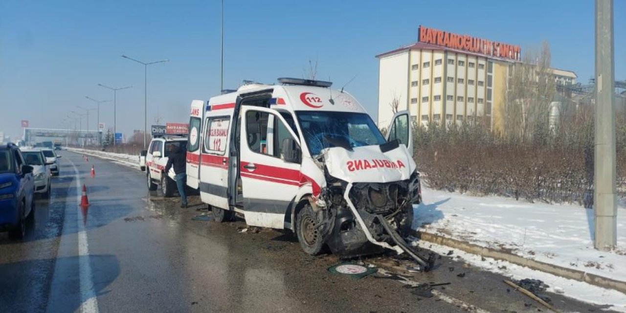 Ambulanslarında karıştığı trafik kazasında 9 kişi yaralandı