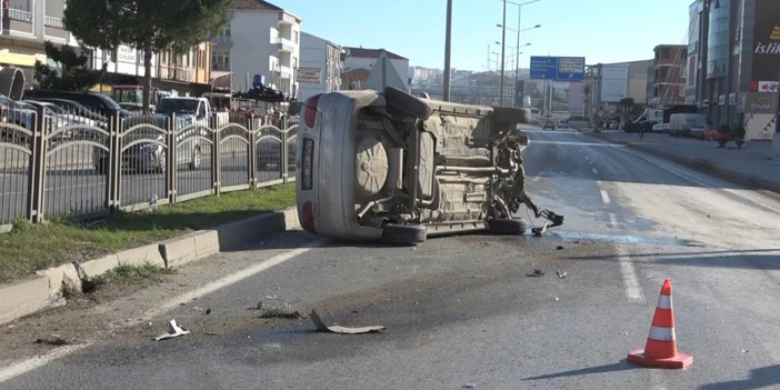 Direksiyon hakimiyetini kaybeden sürücü aydınlatma direğine çarptı