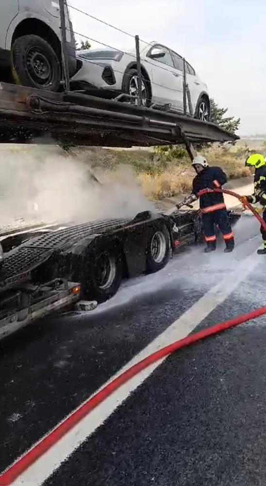 Mersin'de araç taşıma römorkunda yangın