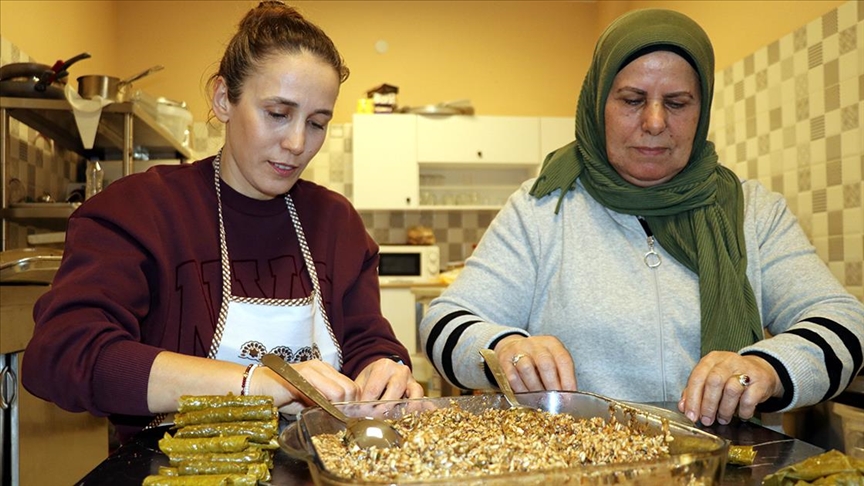 Anne ile kızı bileziklerini satarak iş yeri açtı