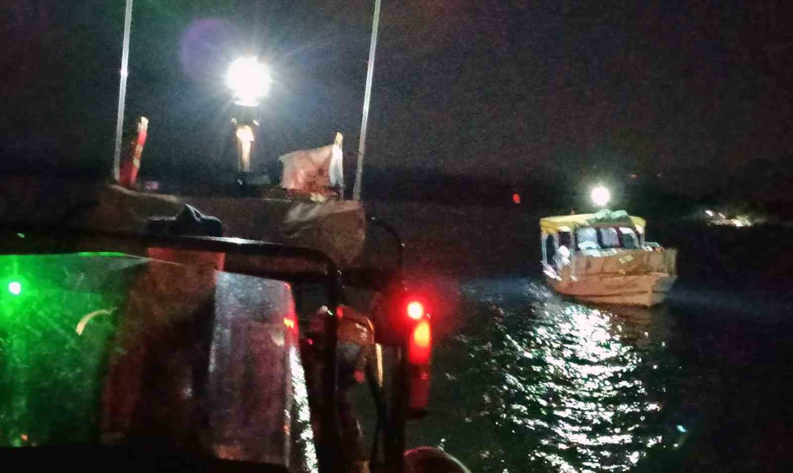 Makine arızası yapan tekneyi Kıyı Emniyet ekipleri kurtardı