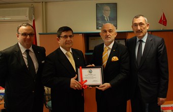 Başkan Kefeliden Banka Müdürü Aydemire plaket