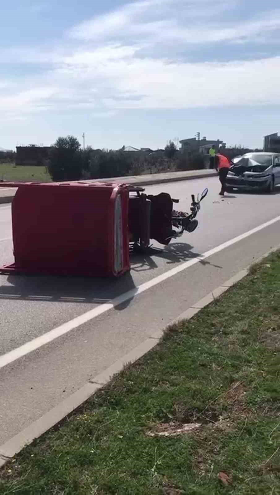 Motosikletle, otomobil çarpıştı: 1 ölü, 1 ağır yaralı